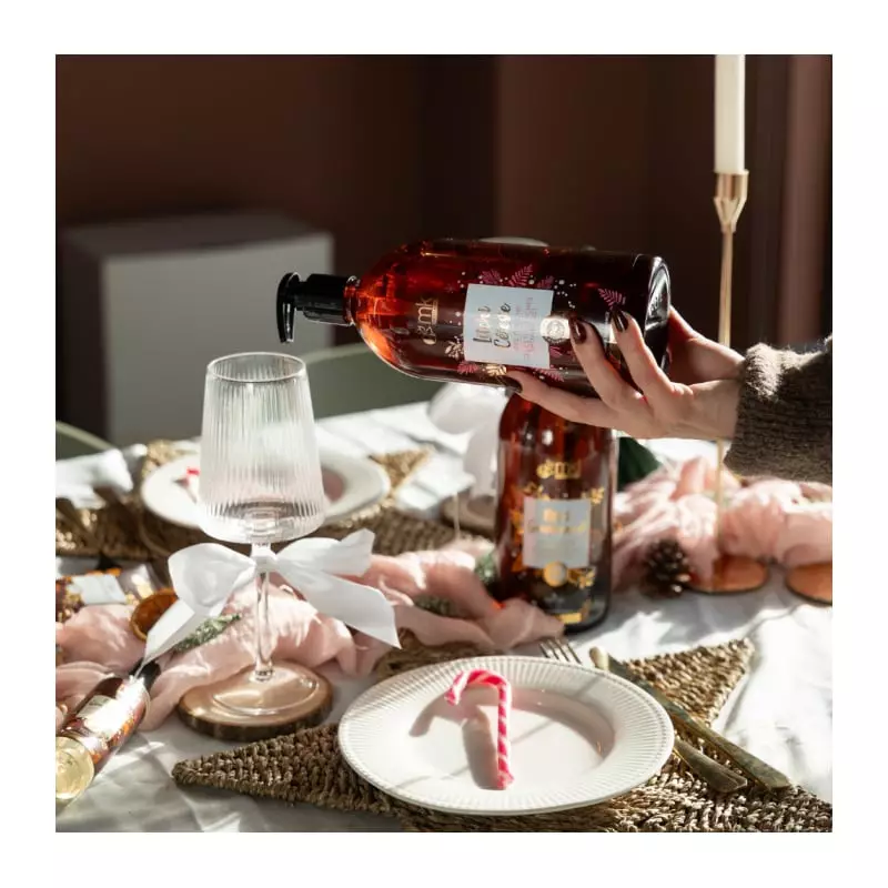 Image ambiante du gel douche MKL Litchi Céleste - Édition limitée 100 ml dans une salle de bain trop