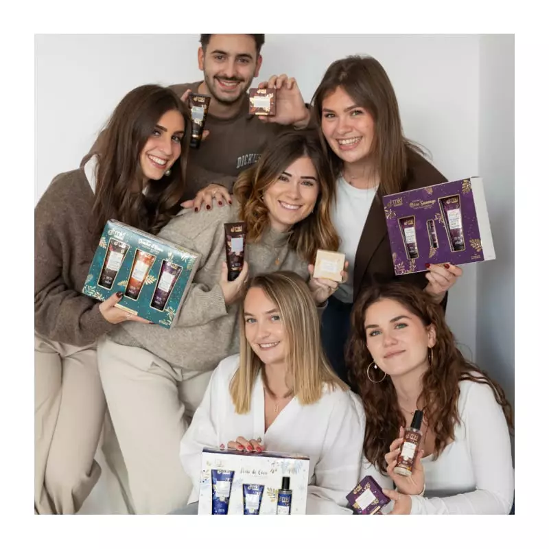 Image ambiante du MKL Coffret Délices de Mûre 3 soins - Gel douche, crème mains, brume dans un cadre