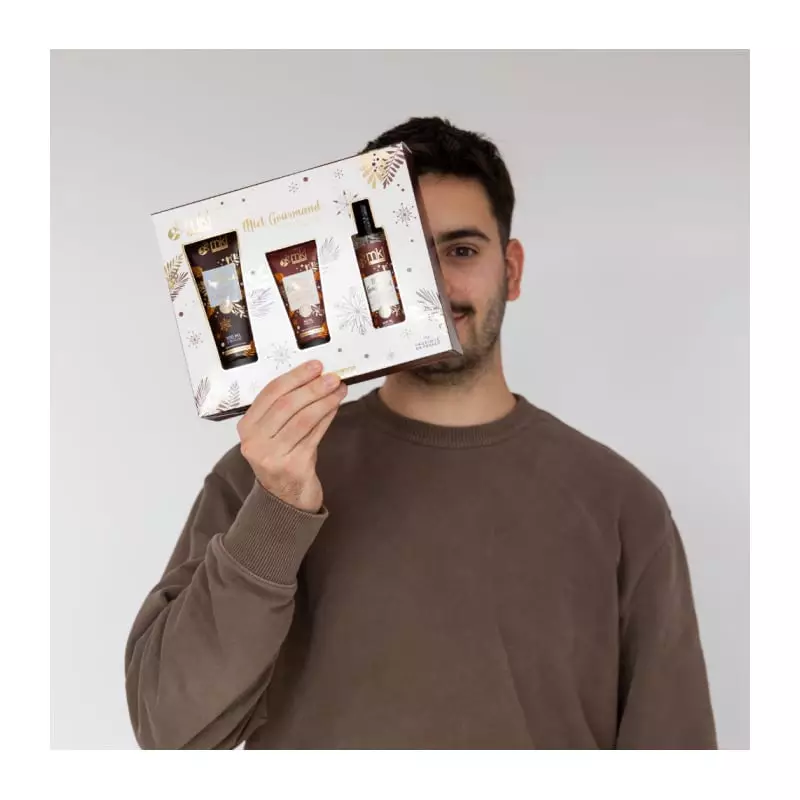 Coffret MKL Miel Gourmand 3 soins corporels (100 ml + 50 ml + 100 ml) dans un décor hivernal cosy, a