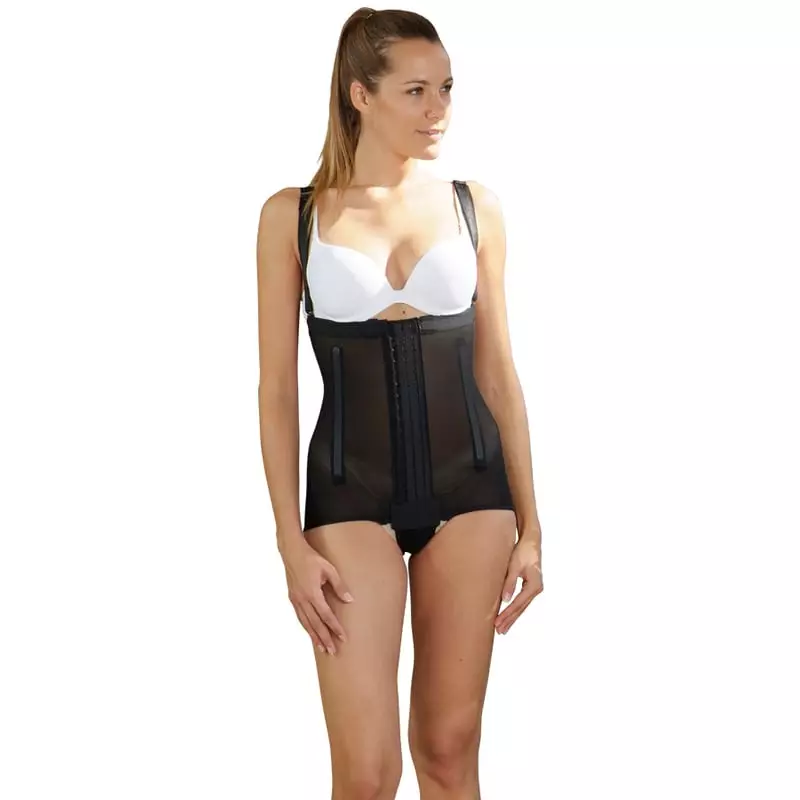 Modèle portant la gaine de compression noire Cerecare 945188 à motif maille, bretelles ajustables, f