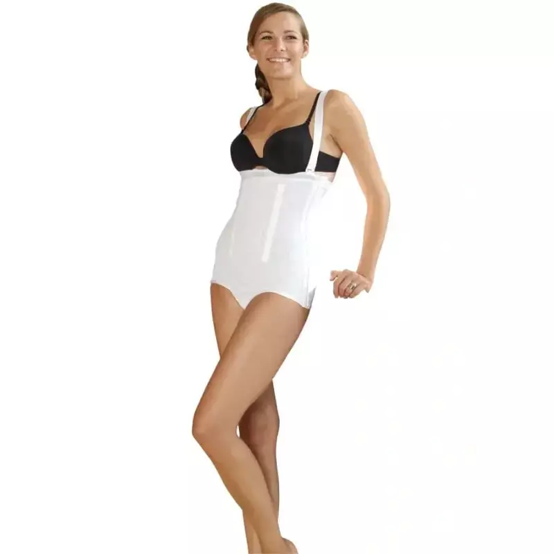 Femme en pose dynamique présentant la ceinture de compression haute taille blanche Cerecare 945188, 