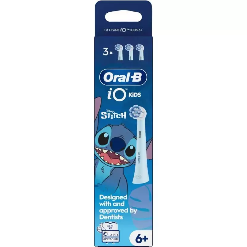 Gros plan sur trois têtes de brosse Oral-B iO Kids Stitch bleu clair, avec soies rondes ultra-douces