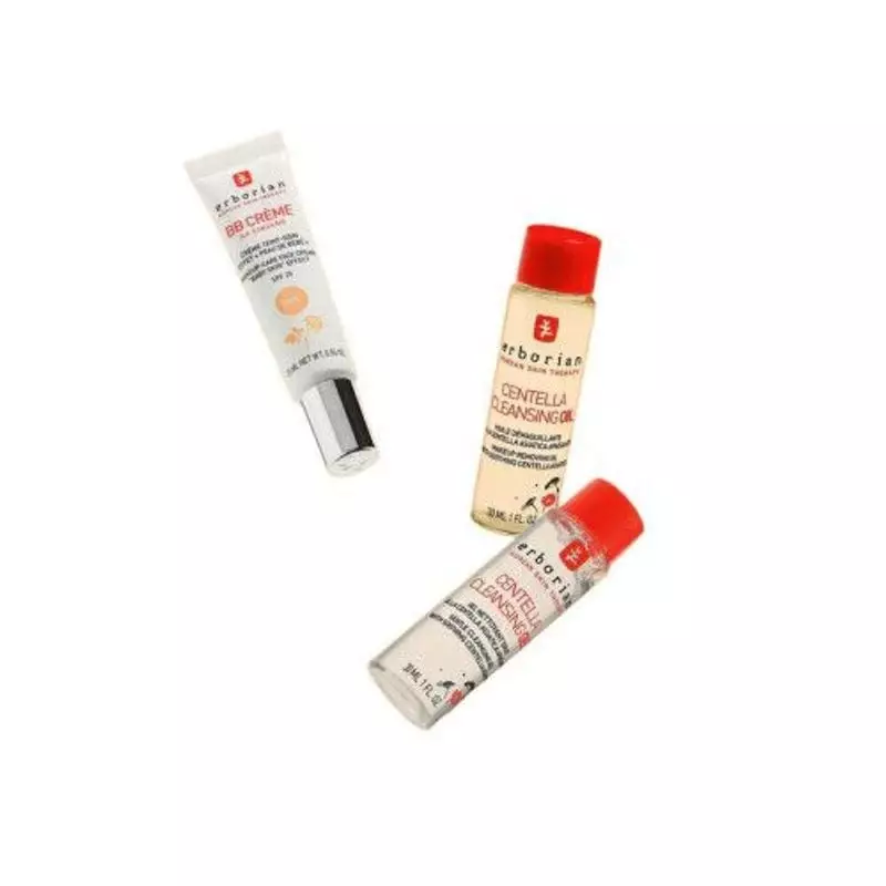 Image lifestyle d'ambiance du kit Erborian BB Cleans Duo Doré disposé créativement sur fond orange a