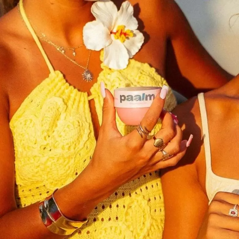 Image lifestyle d'une femme tenant le Set Découverte Candy Sweet, souriant dans une pièce lumineuse 