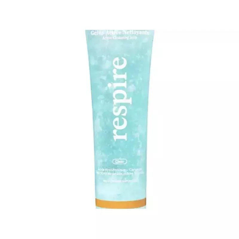 Texture en gros plan de la Gelée active nettoyante Respire, un gel translucide dans une main.