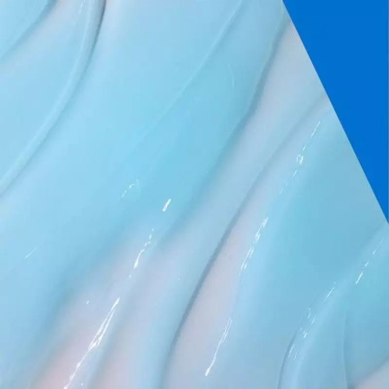 Gros plan sur le bec pompe et la texture gel du CeraVe Hydratant Aqua Gel 72H.