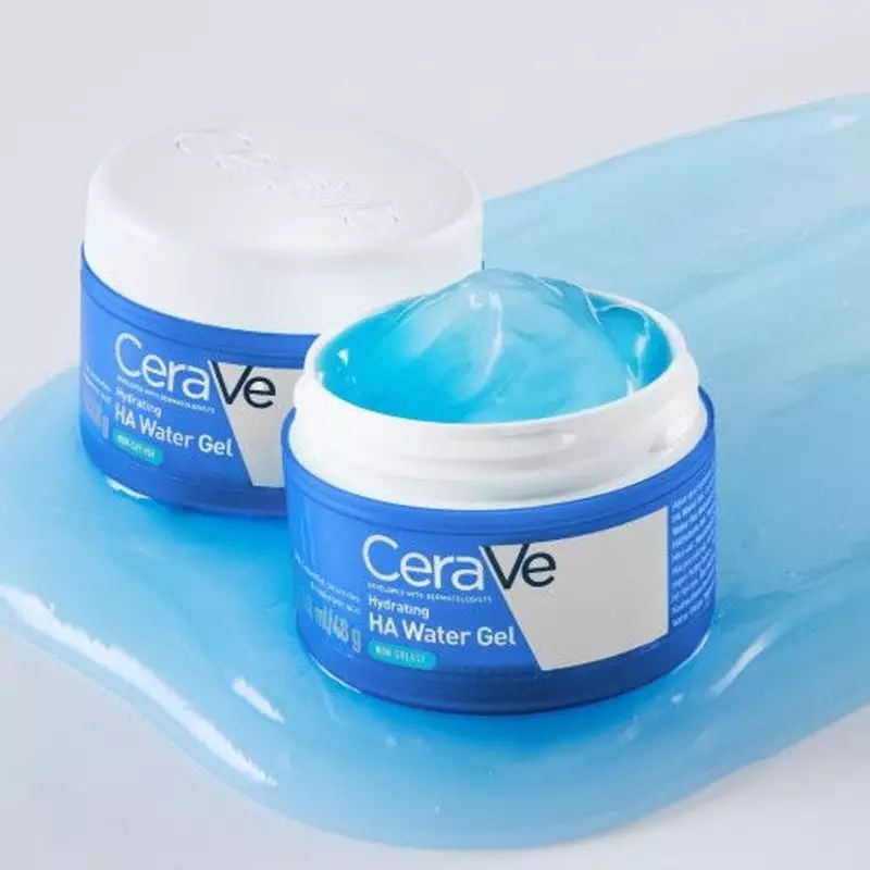 CeraVe Hydratant Aqua Gel 72H posé sur un plan de salle de bain propre avec une plante.