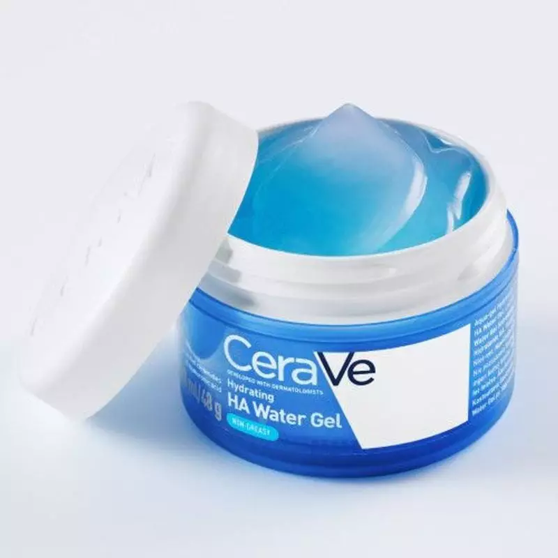 CeraVe Hydratant Aqua Gel 72H à côté d’une serviette et de produits de soins de la peau.