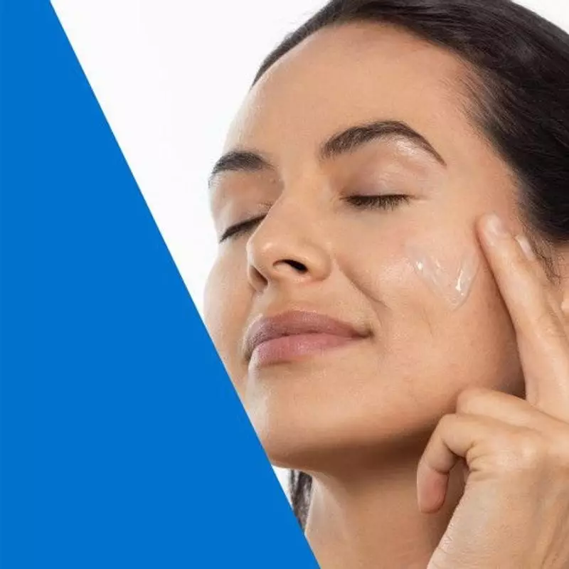 Femme appliquant le CeraVe Hydratant Aqua Gel 72H sur son visage avec un sourire.