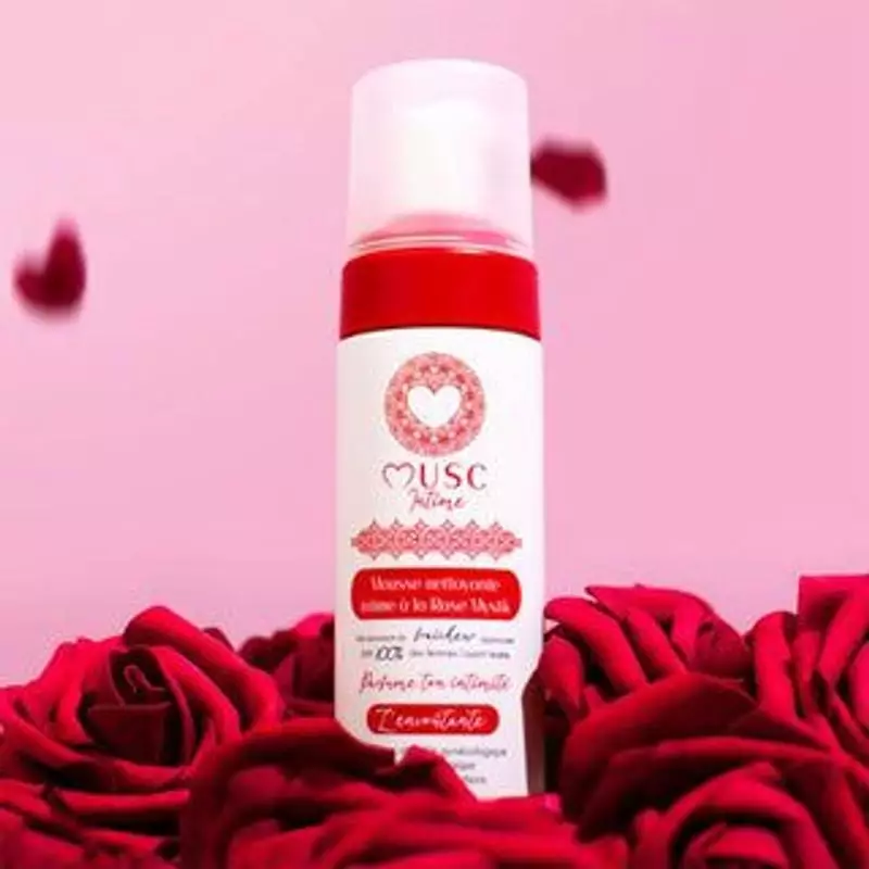 Photo d'ambiance de la mousse nettoyante Musc Intime 1918007 Rose Mystik posée sur un plan de salle 