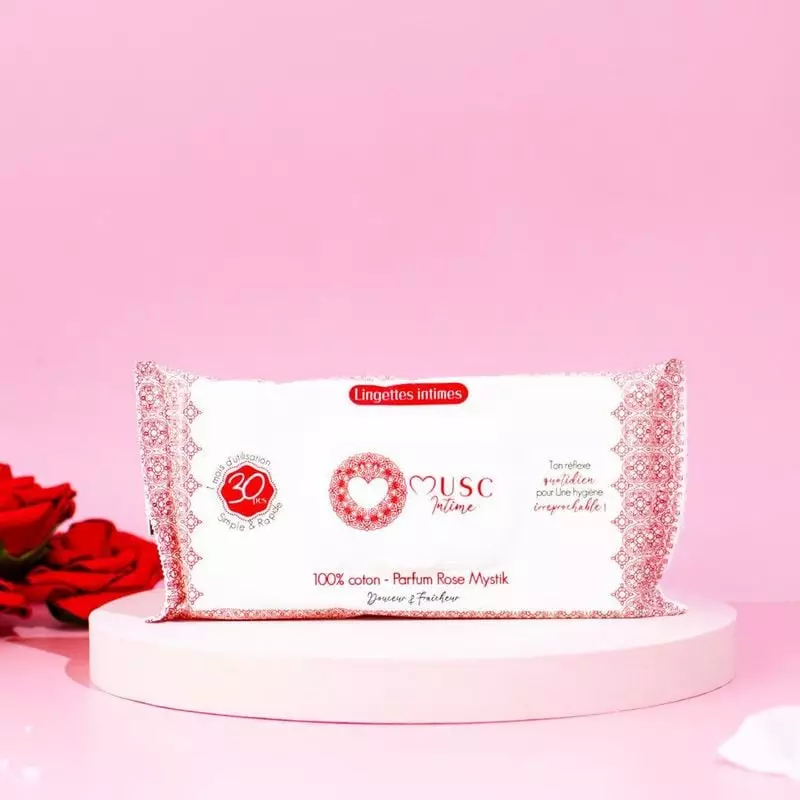 Image d'ambiance des lingettes intimes Musc Intime L'Envoûtante Rose Mystik posées sur un comptoir d