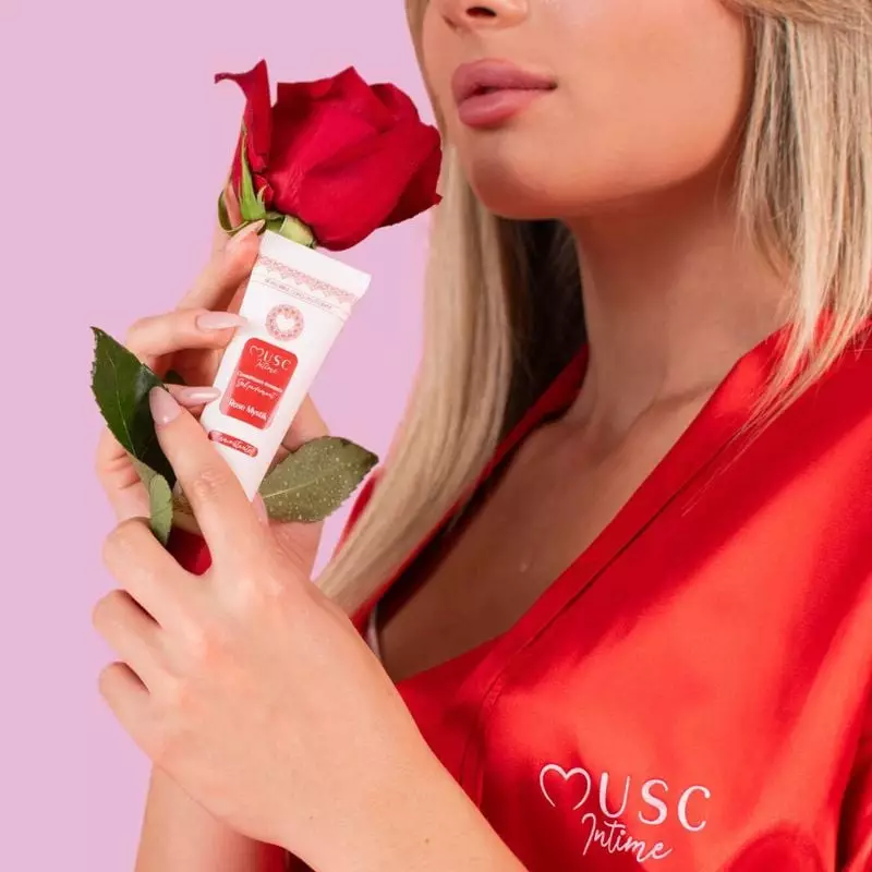 Une femme appliquant le Gel Parfumant Rose Mystik de Musc Intime sur son bras, profitant du parfum f