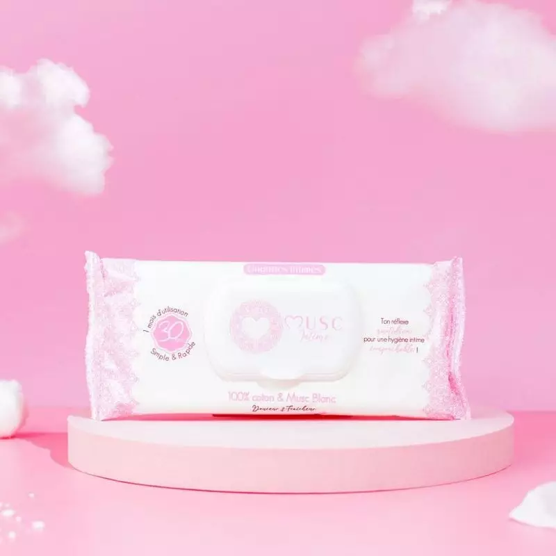 Photo d'ambiance des lingettes intimes Musc Intime 1917998 sur un comptoir de salle de bain avec écl