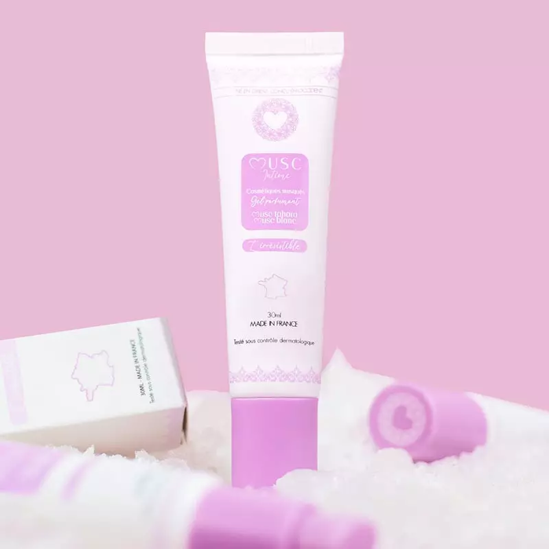 Femme appliquant Musc Intime Gel Parfumant Intime Musc Blanc pour une fraîcheur intime longue durée.