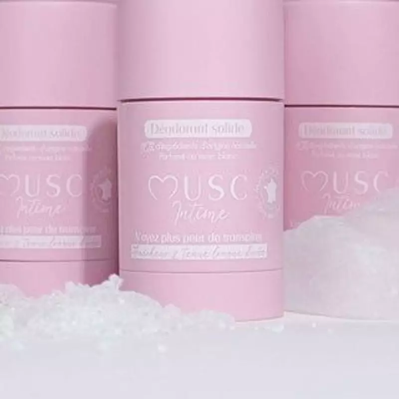 Gros plan sur la texture du stick déodorant et l'étiquette avec ingrédients naturels et marque Musc 