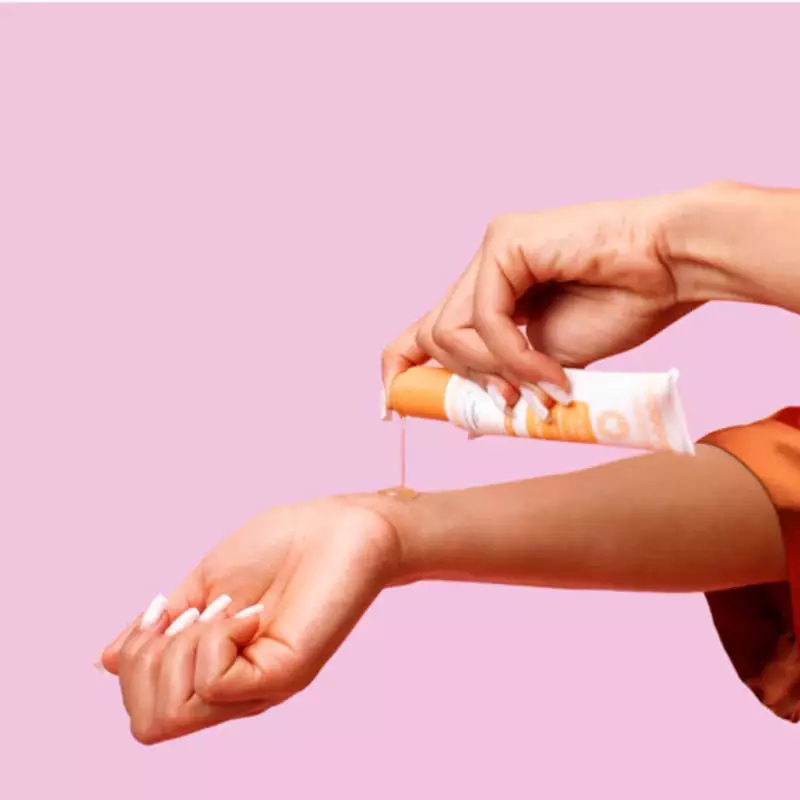Gros plan du flacon de gel parfumé Musc Intime Fleur d'Ambre montrant l'étiquette et la texture du b