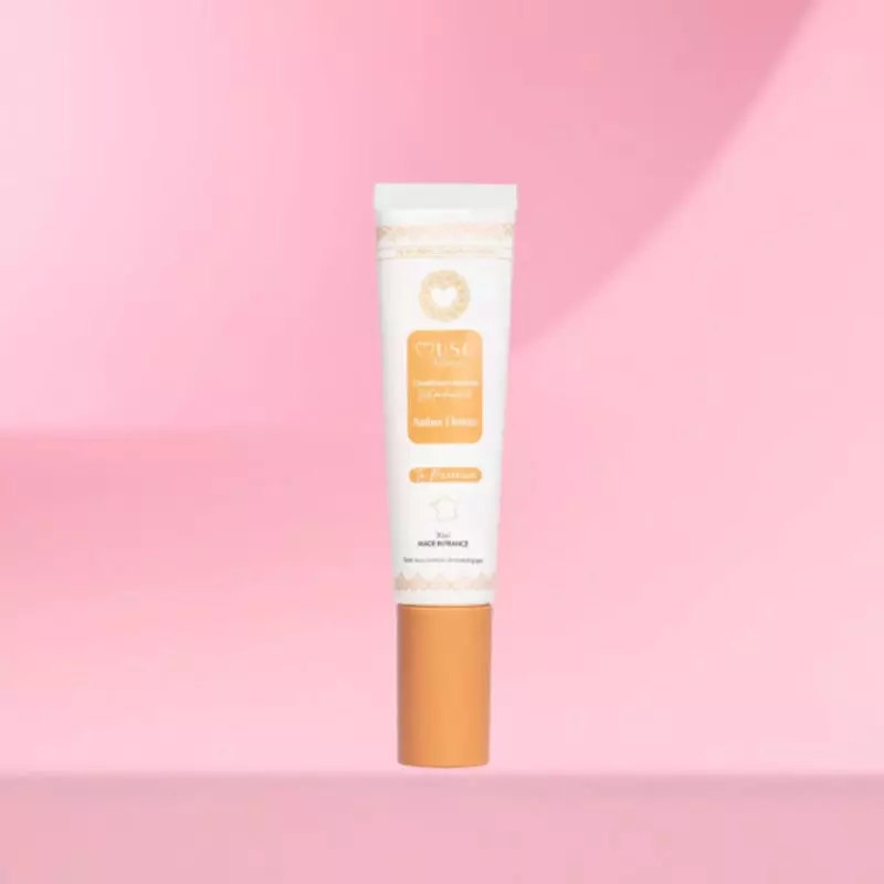 Vue de face du flacon de gel parfumé Musc Intime Ambre Fleur, 30 ml, avec étiquette et bouchon doré.