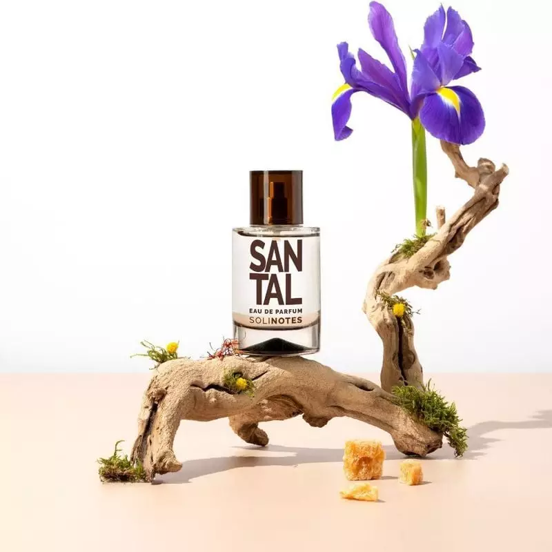 Image d'ambiance du parfum Solinotes Santal avec une bougie et un éclairage chaleureux