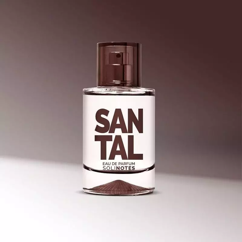 Packshot en gros plan du flacon de parfum Solinotes Santal montrant l'étiquette et le design