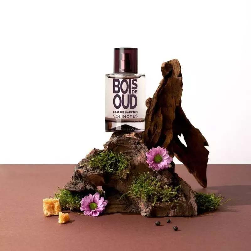 Scène d'ambiance avec Solinotes Oud Eau de Parfum sur un tissu drapé, évoquant les nuits arabes.