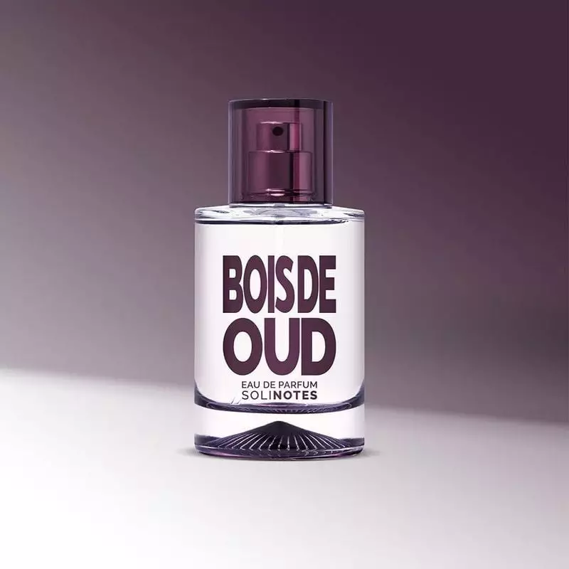 Angle latéral du flacon Solinotes Oud Eau de Parfum montrant sa forme élégante et sa teinte dorée.