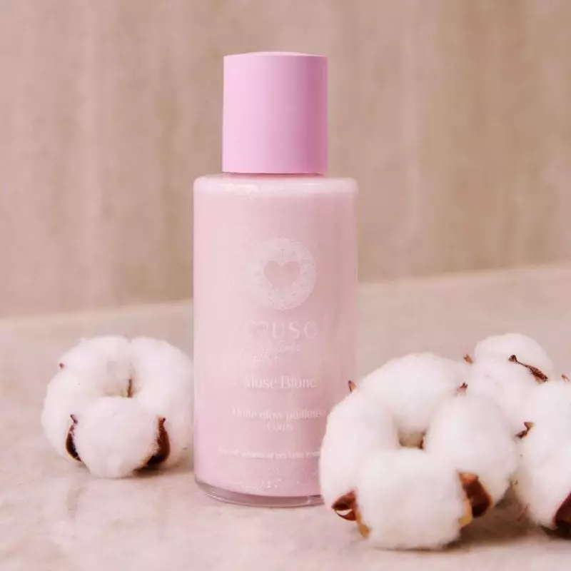 Gros plan sur la peau avec l'Huile Glow pailletée 1985874 montrant une finition satinée et un éclat 