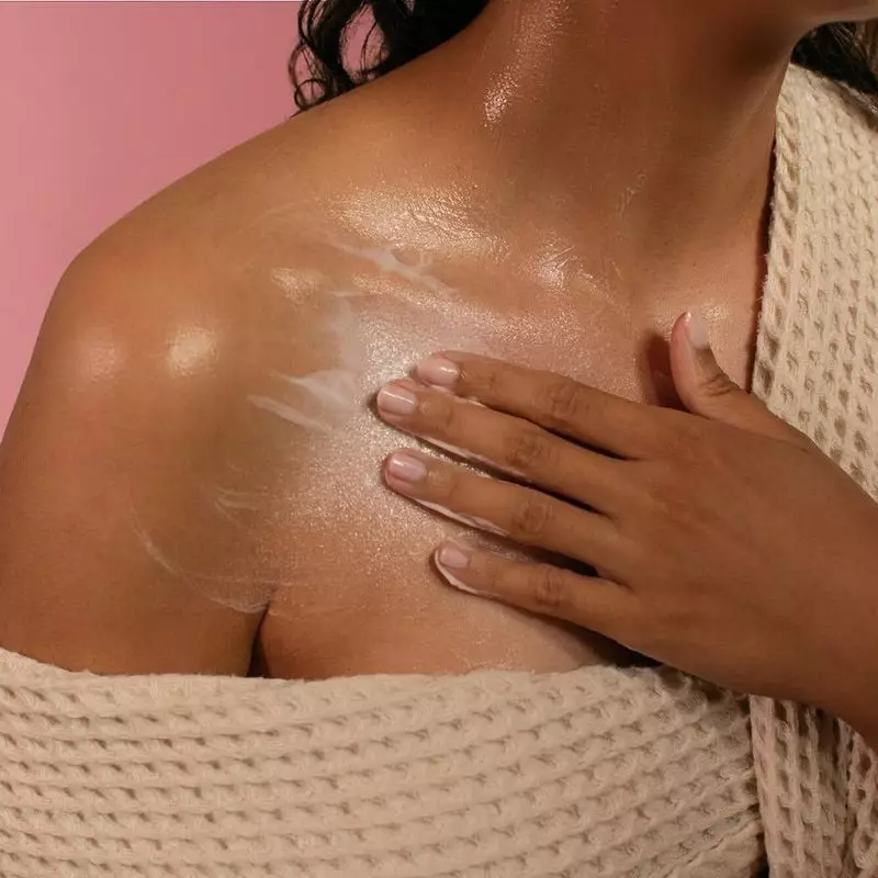 Image lifestyle d'une femme à la peau douce après avoir utilisé le lait corporel Musc Intime 1985872