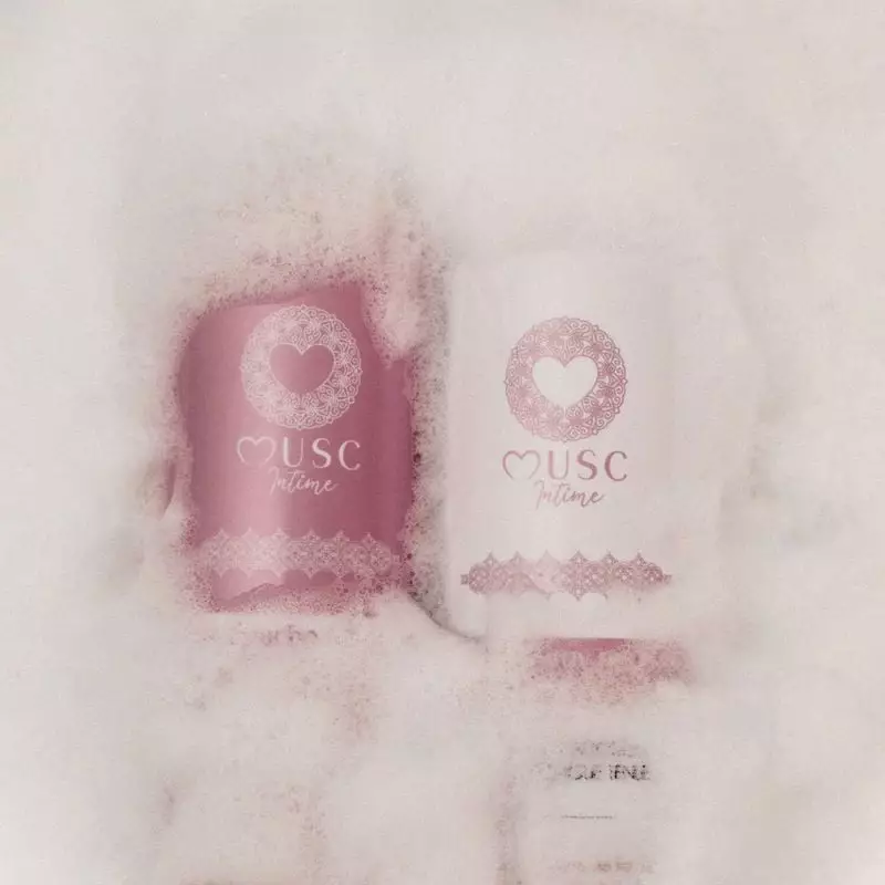 Eau coulant sur le flacon Musc Intime Le Musc Blanc Déo-Douche créant de la mousse.