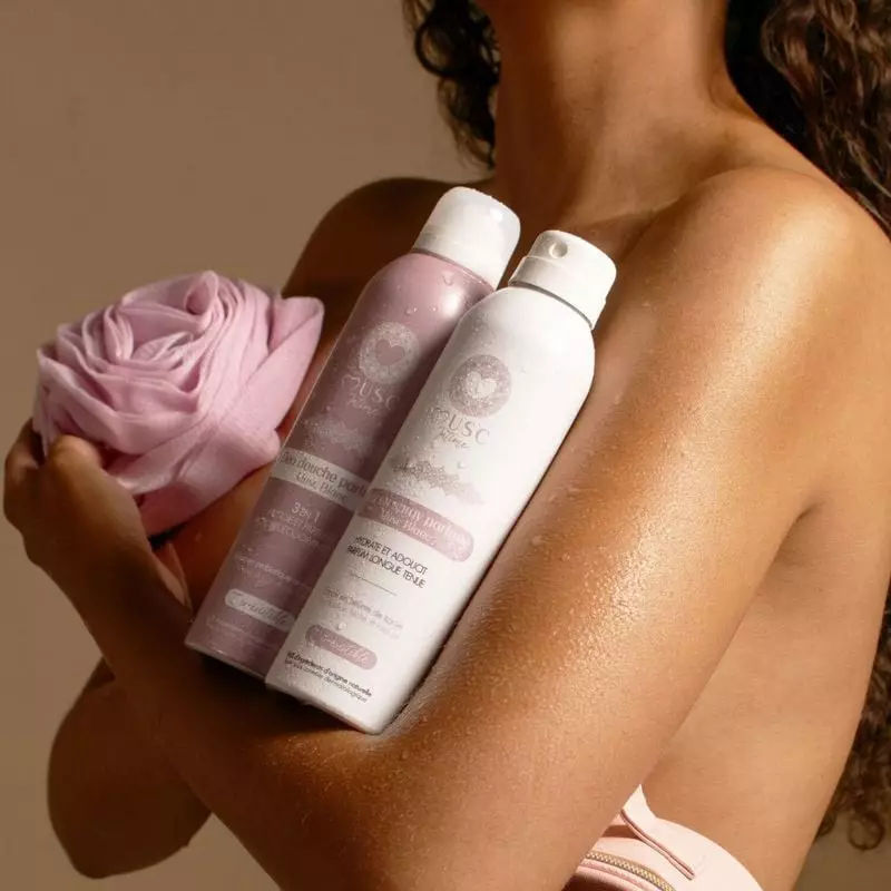 Main distribuant le gel Musc Intime Le Musc Blanc Déo-Douche dans la paume.