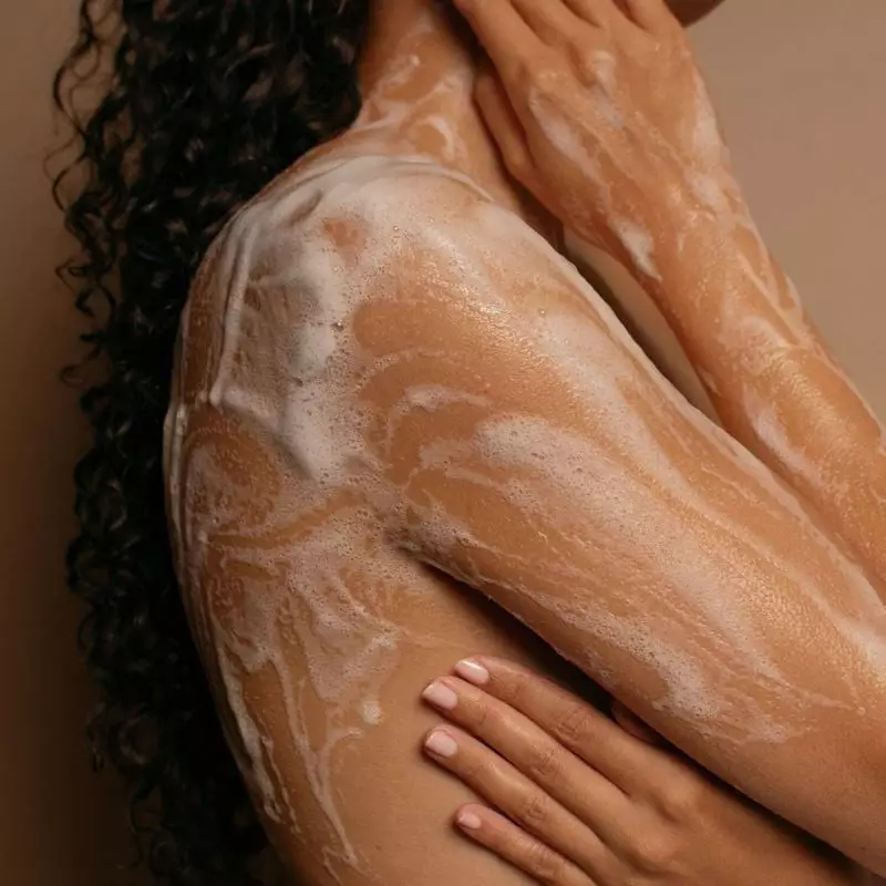 Personne souriant après utilisation de Musc Intime Le Musc Blanc Déo-Douche.