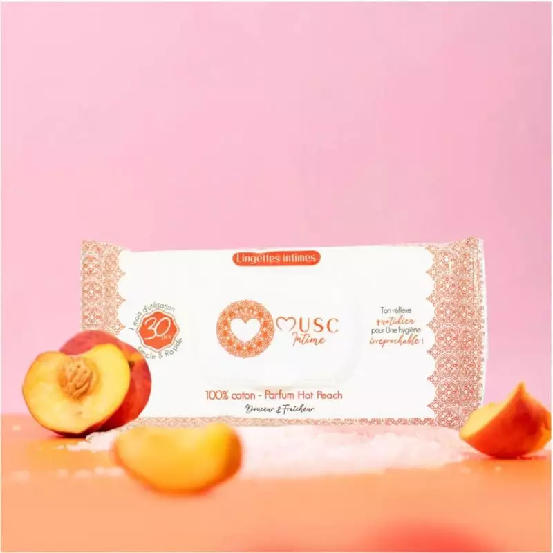 Paquet de lingettes intimes Musc Intime Hot Peach placé dans un sac à main pour le voyage.
