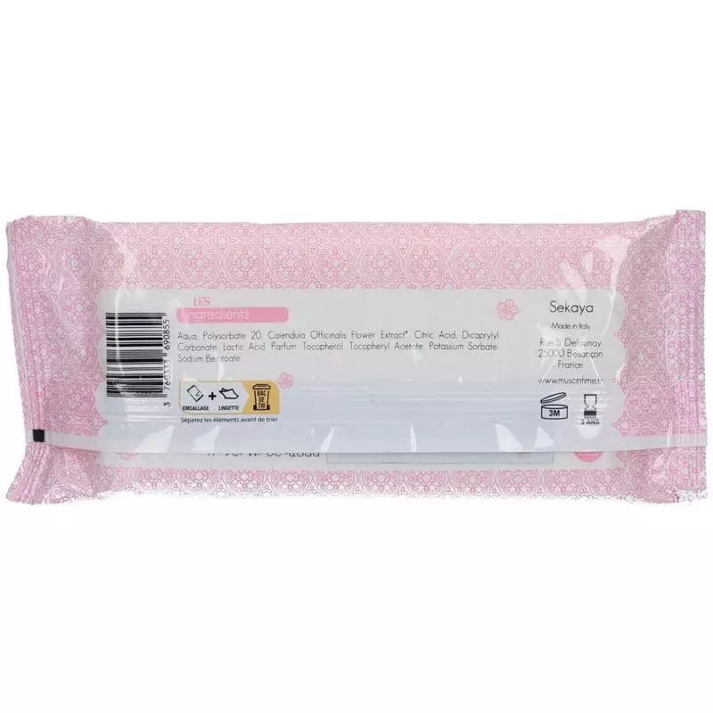 Gros plan sur une lingette intime Musc Intime Fleur de Sakura montrant la texture douce du coton