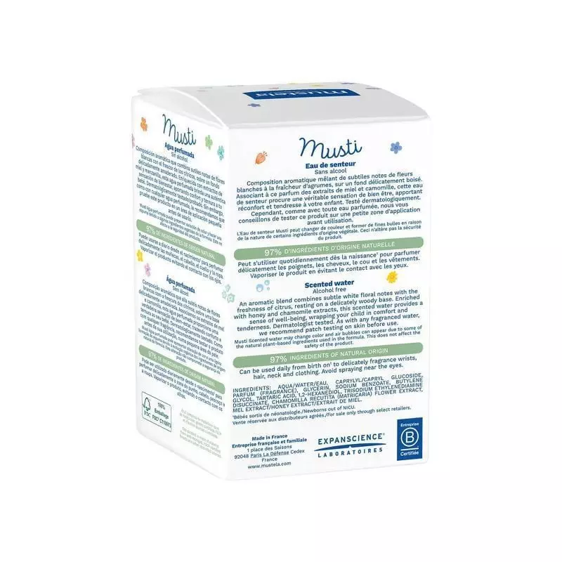 Gros plan sur l'étiquette du flacon Mustela Eau de Senteur montrant le nom du produit et les ingrédi