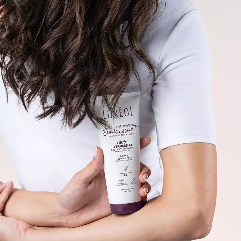Image ambiante du flacon Luxeol Après-Shampooing Épaississant sans silicone - 200ml dans une salle d
