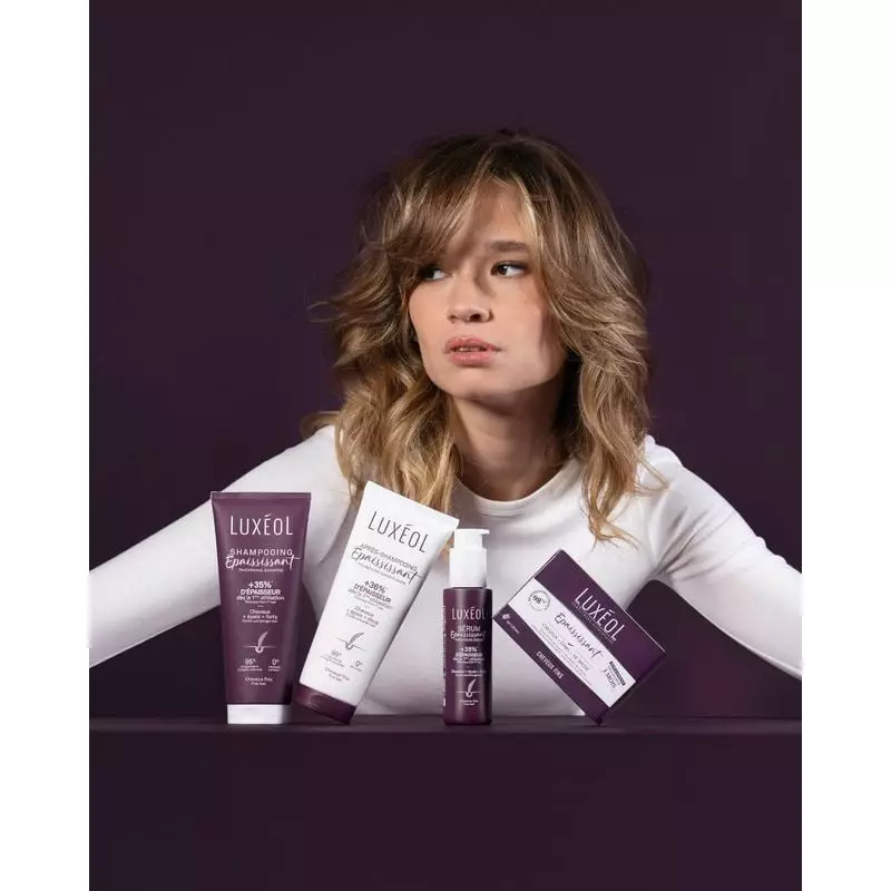 Flacon Luxeol Après-Shampooing Épaississant sans silicone - 200ml dans une salle de bain lumineuse, 