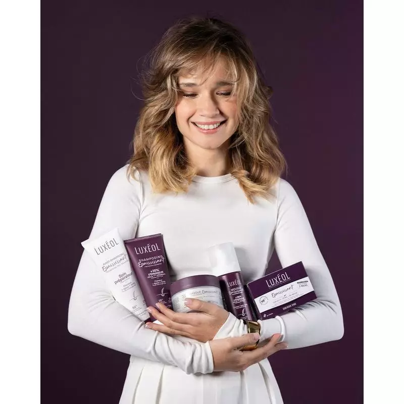 Image lifestyle de la Luxéol Mousse Épaississante pour cheveux fins - 150ml : flacon élégant dans un