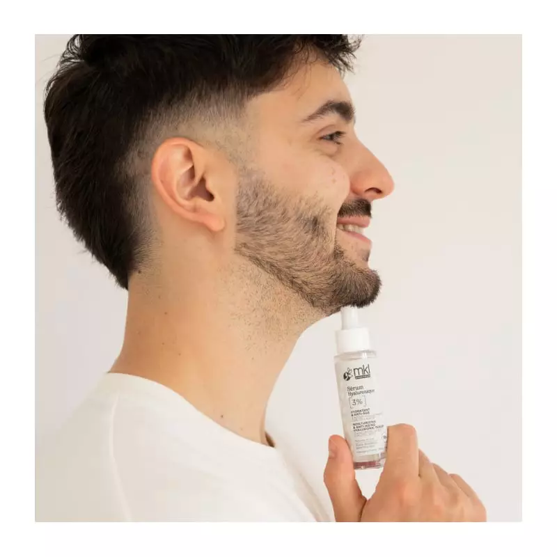 Image ambiante du sérum MKL Zacide Hyaluronique 3% - 30ml sur une table élégante avec plantes vertes