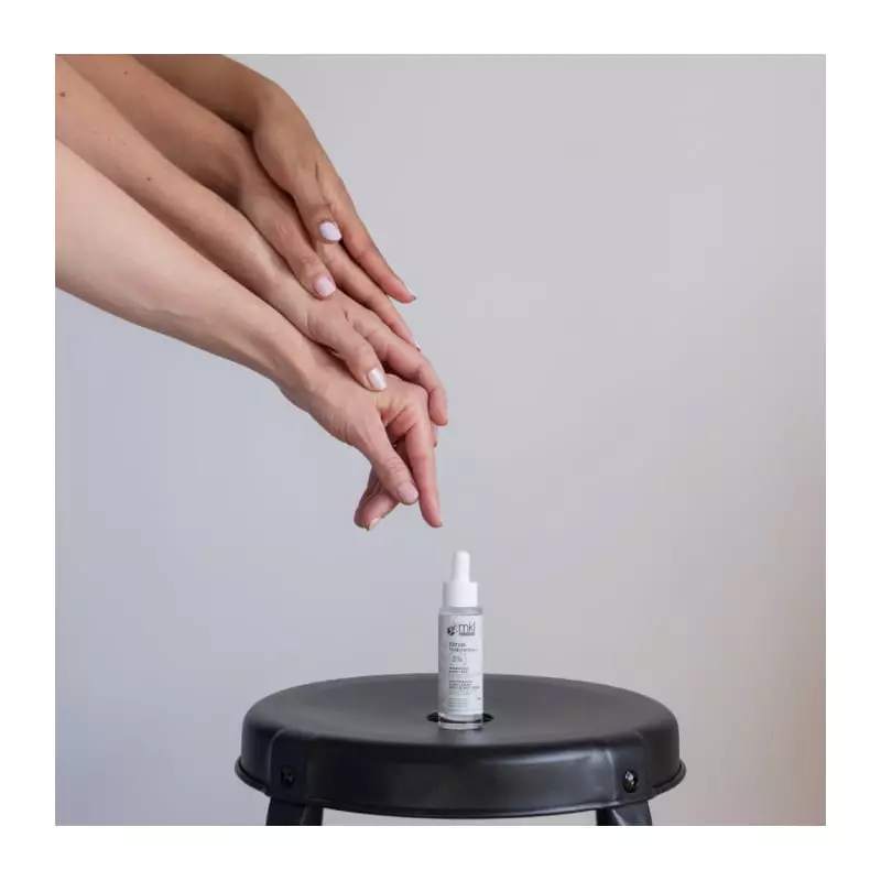 Image ambiante du sérum MKL Zacide Hyaluronique 3% - 30ml sur fond naturel avec plantes et gouttes d