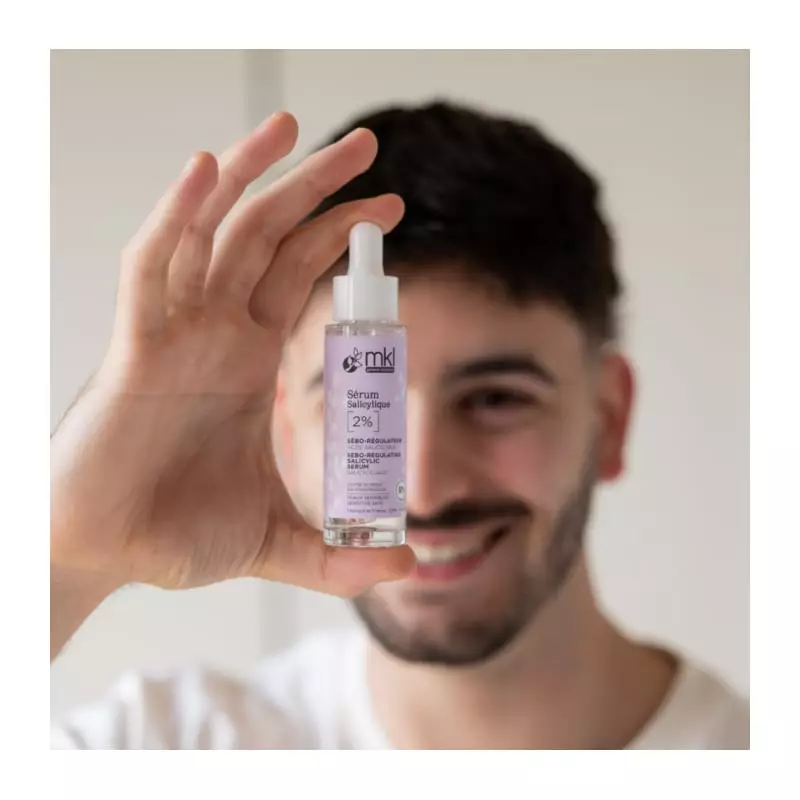 Image ambiante du flacon MKL Sérum à l'acide salicylique 2% - 30ml sur un marbre blanc, entouré de p