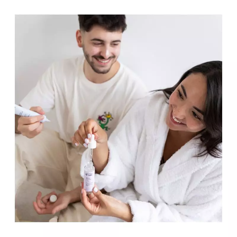 Flacon élégant MKL Sérum à l'acide salicylique 2% - 30ml sur table de salle de bain minimaliste, lum