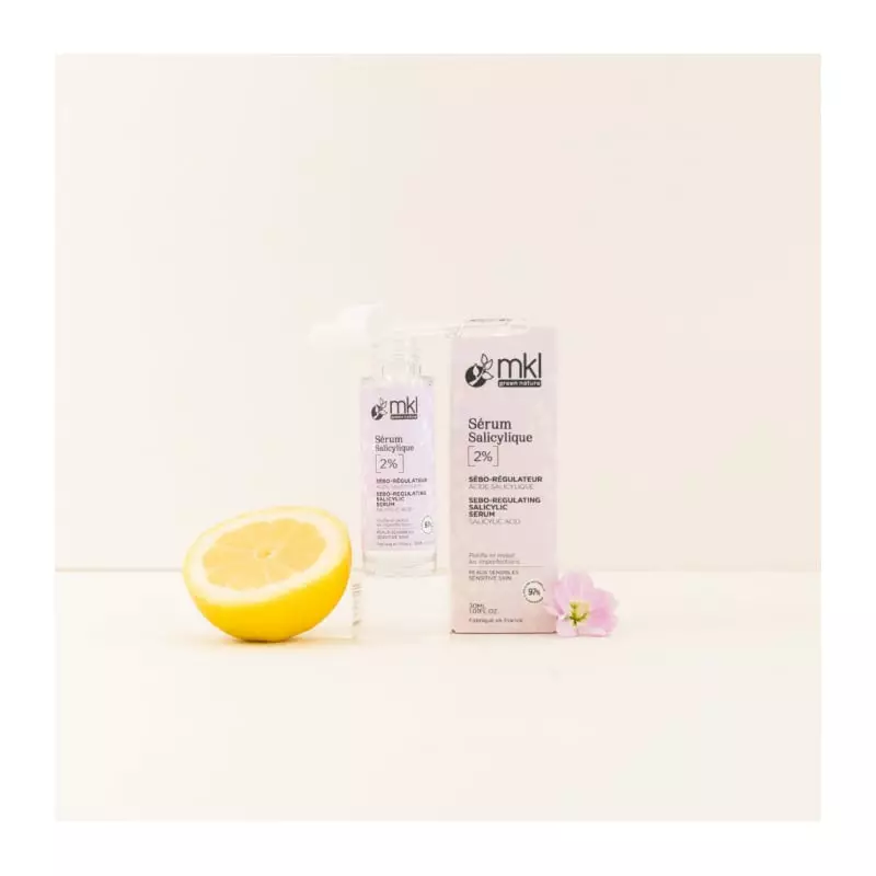 Image ambiance du sérum MKL à l'acide salicylique 2% - 30ml : flacon élégant sur table de salle de b