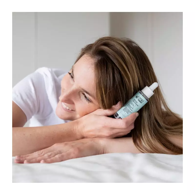 Flacon MKL Sérum Niacinamide 10% pour peaux sensibles - 30ml en ambiance spa : posé sur marbre blanc