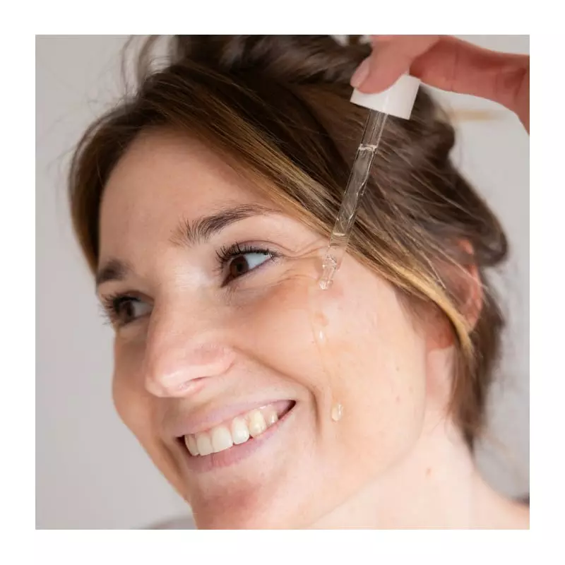 Flacon du Sérum Niacinamide 10% MKL pour peaux sensibles - 30ml en image ambiante : sur table nature