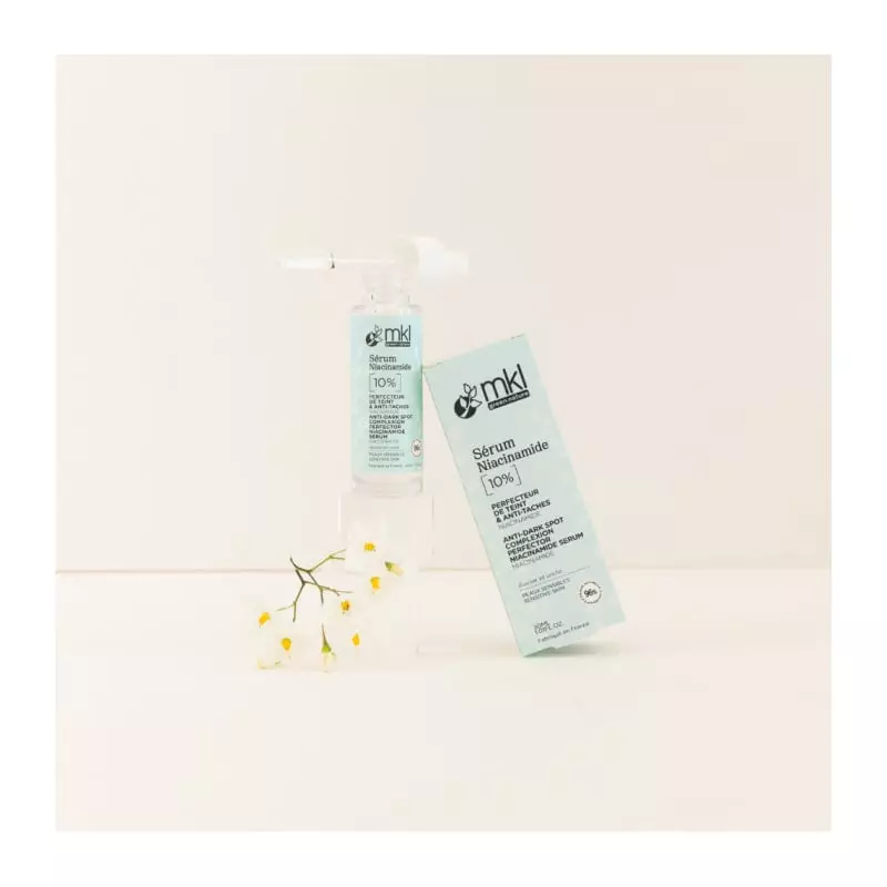 Packshot du flacon MKL Sérum Niacinamide 10% pour peaux sensibles - 30ml, texture légère, étiquette 