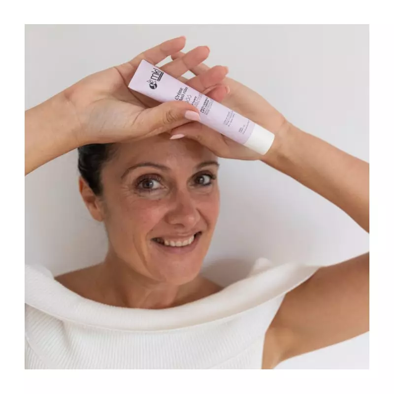 Image ambiante de la Crème Anti-Rides Liftante Bio MKL pour peaux matures - 40ml : pot élégant sur f