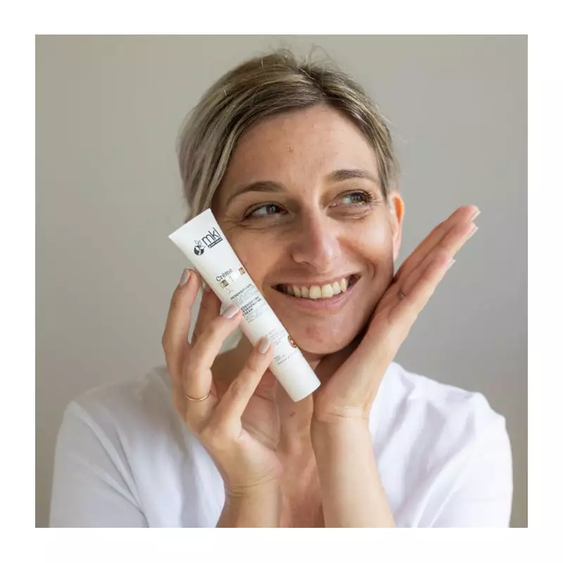 Image ambiante de la MKL Crème Régénérante Redensifiante au Miel Bio et Gelée Royale - 40ml entourée
