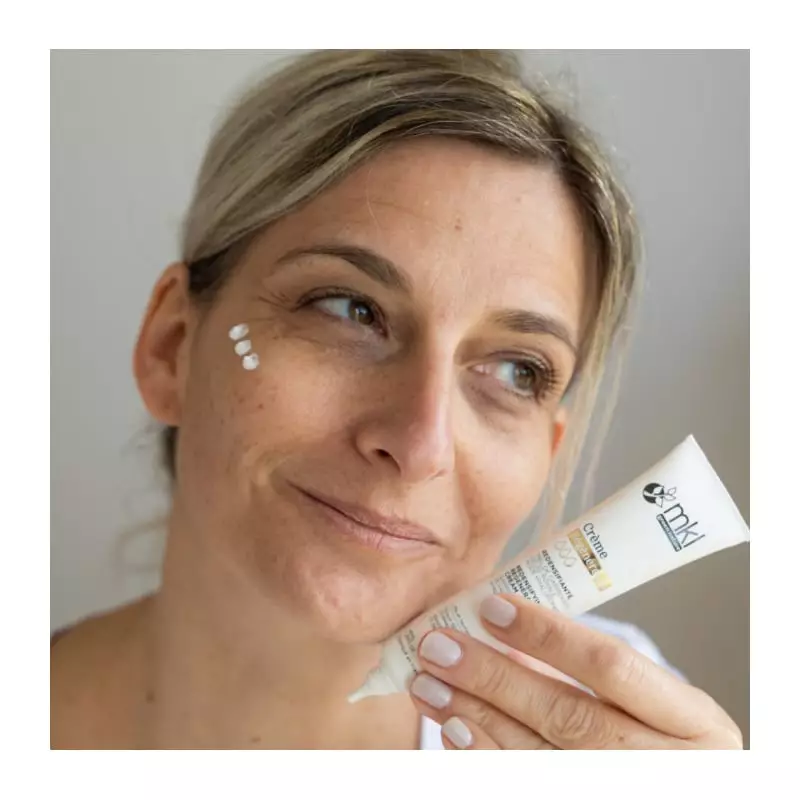 Image ambiante de la Crème Régénérante Redensifiante MKL au Miel Bio et Gelée Royale 40ml dans un ca