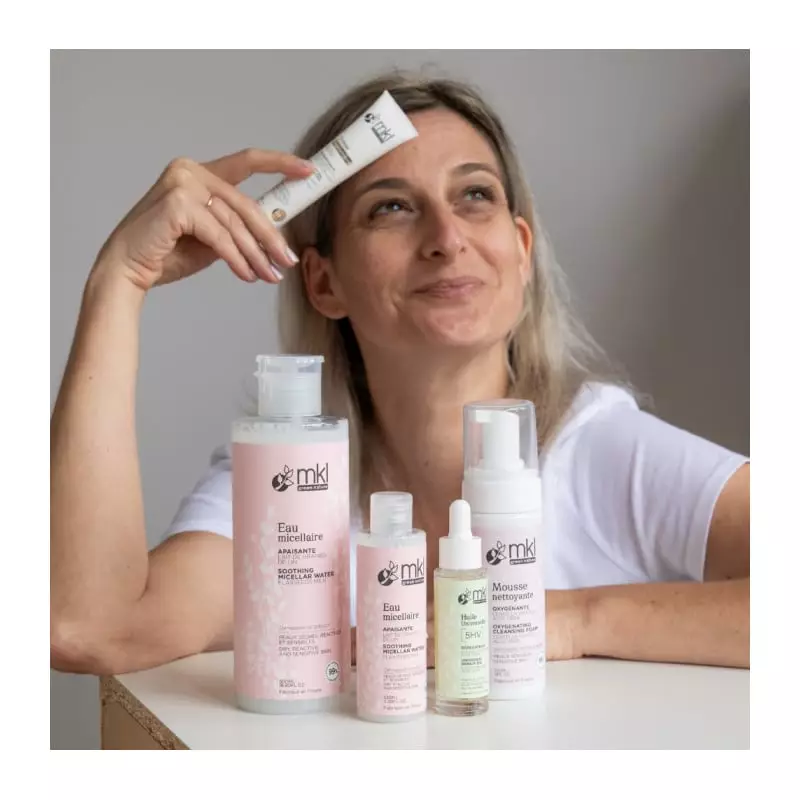 Image ambiante de la Crème Régénérante Redensifiante MKL au Miel Bio et Gelée Royale - 40ml, entouré