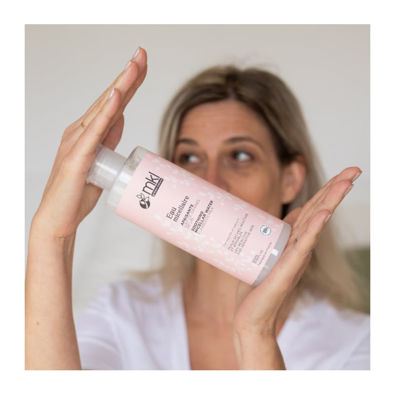 Image ambiante du flacon MKL Eau Micellaire Apaisante Bio pour peaux sensibles - 100ml sur une table