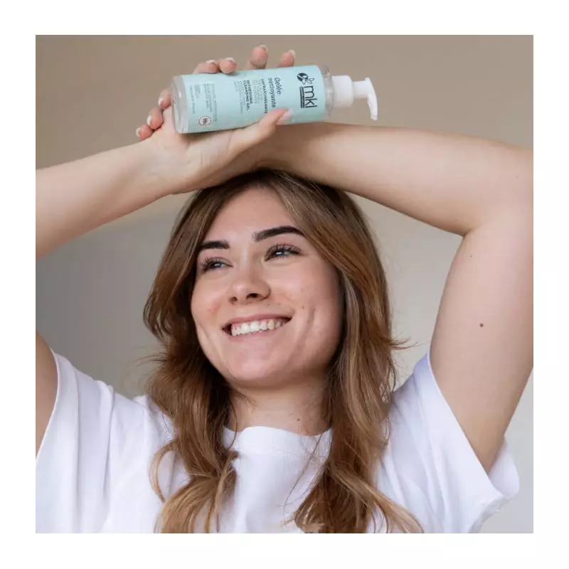 Flacon MKL Gelée Nettoyante Visage et Yeux au trèfle d'eau - 200ml dans un cadre ambient frais, avec